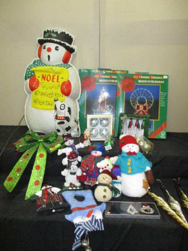 lot 205 image: Various Christmas Decorations