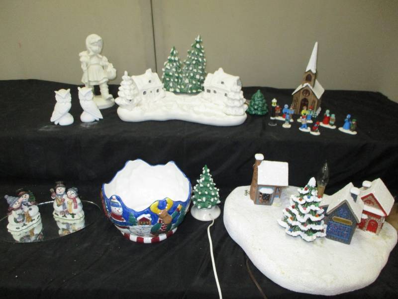 lot 206 image: Various Christmas Decorations