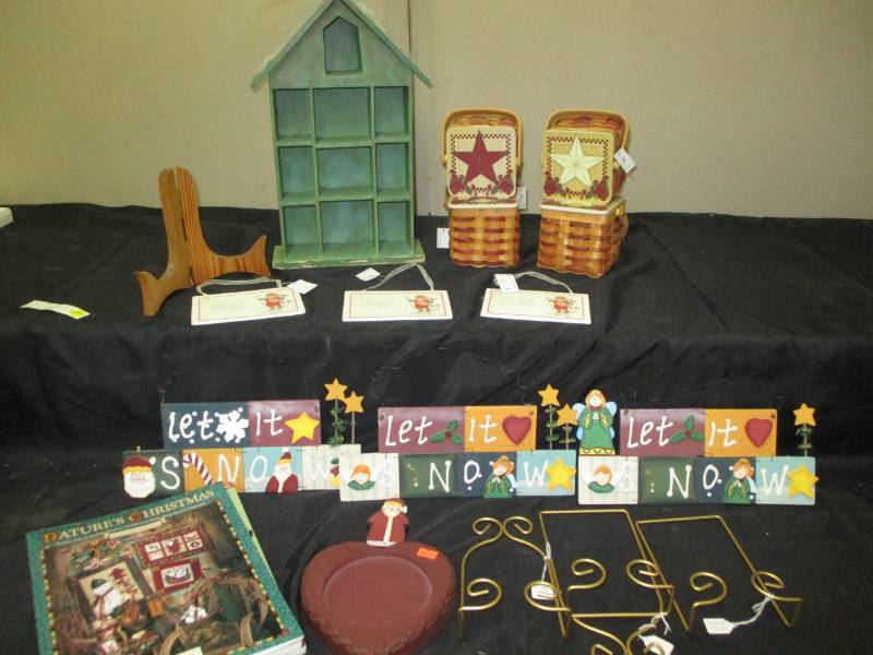 lot 239 image: Various Christmas Items