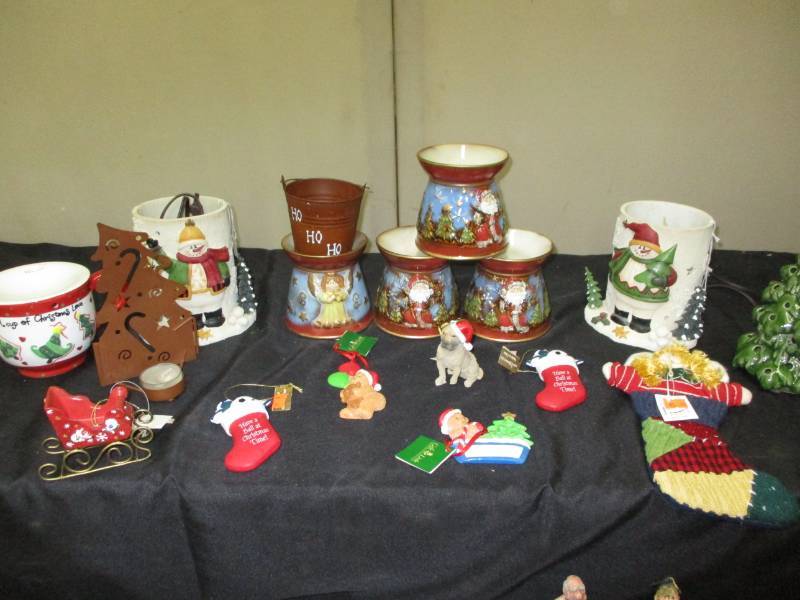 lot 240 image: Various Christmas Items