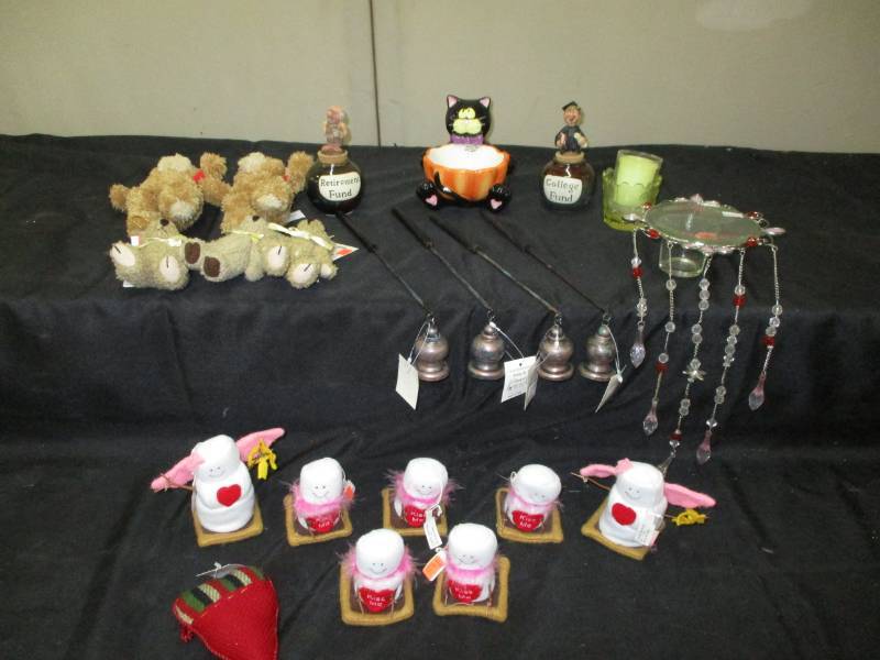 lot 241 image: Various Christmas Items