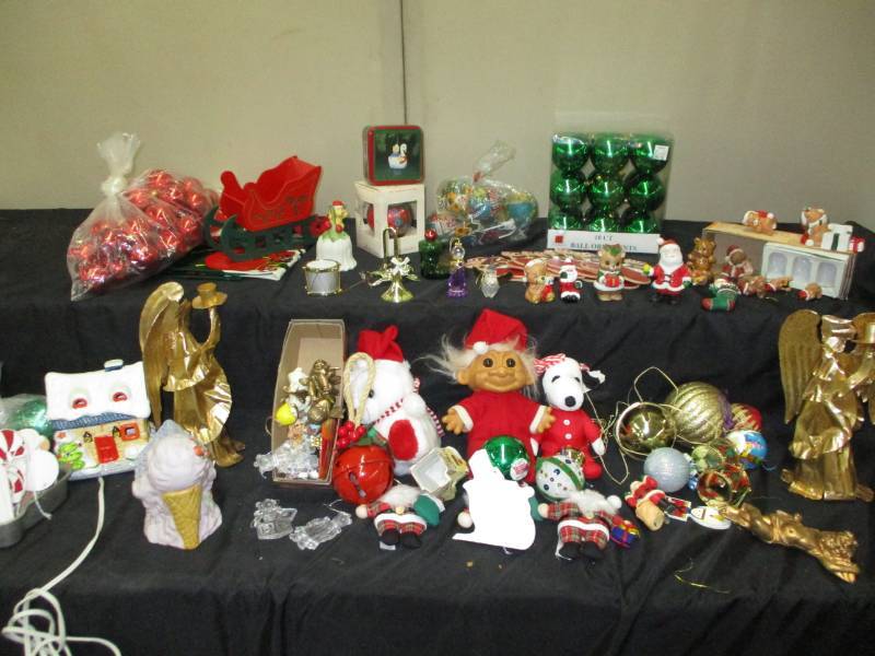 lot 272 image: Various Christmas Decorations