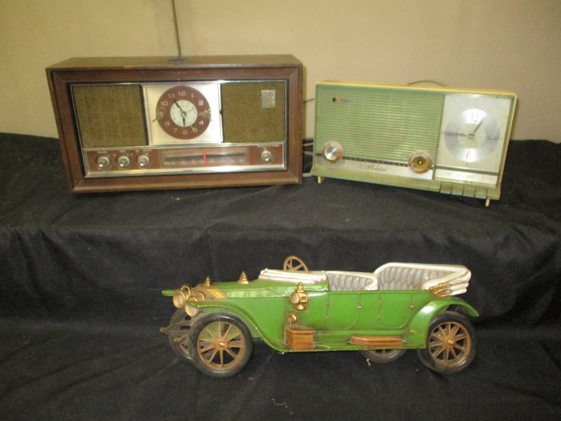 lot 274 image: Antique Radios and Car Dcor