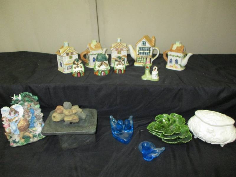 lot 275 image: Various Japan and Knick Knacks