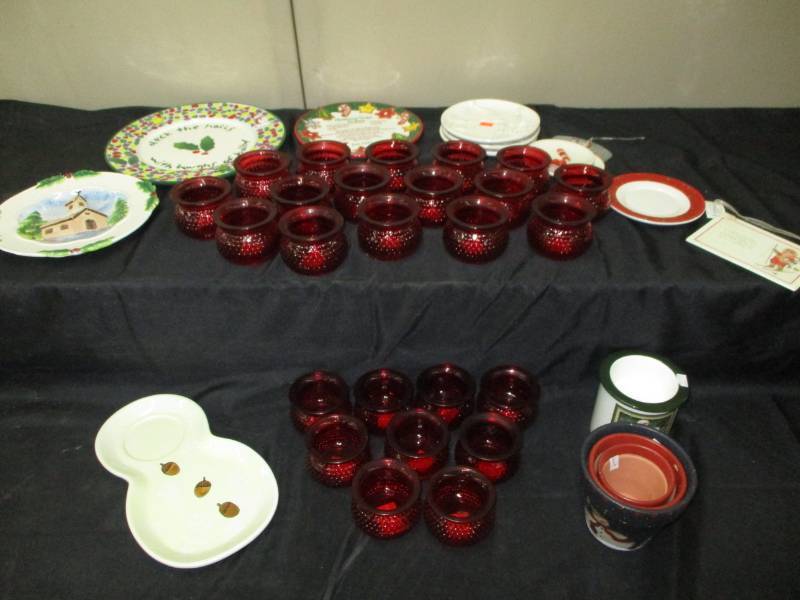 lot 284 image: Various Christmas Plates and candle holders