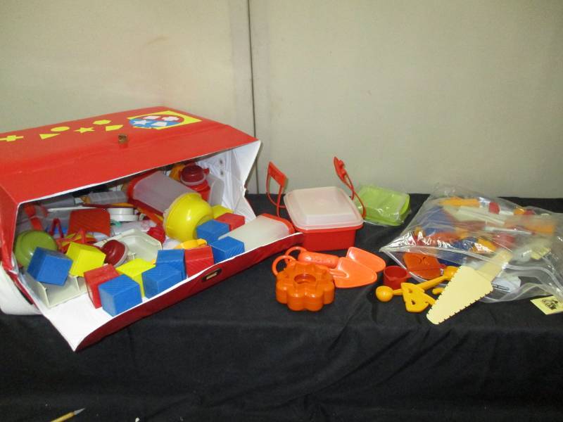 lot 293 image: Antique Tupperware Carrying case full of Tupperware