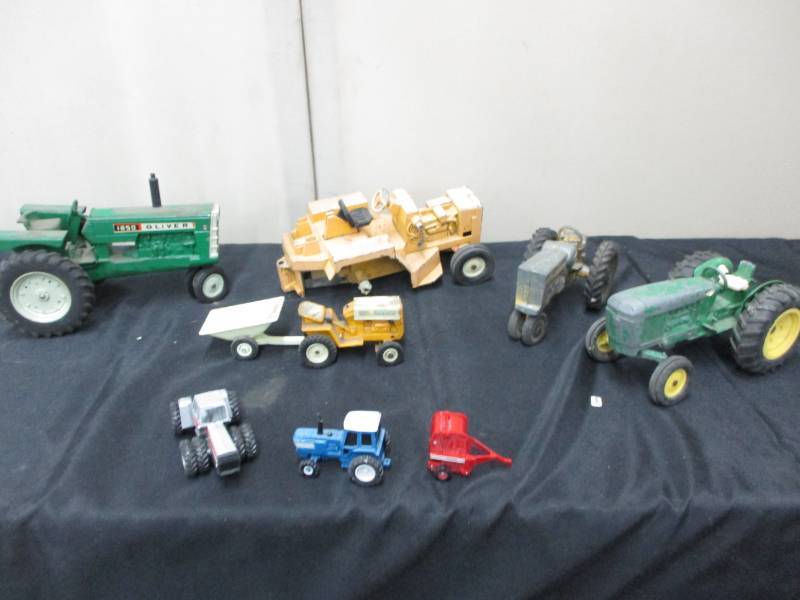 lot 294 image: Oliver Tractor, Vcubcadet little Mower and various other tractors