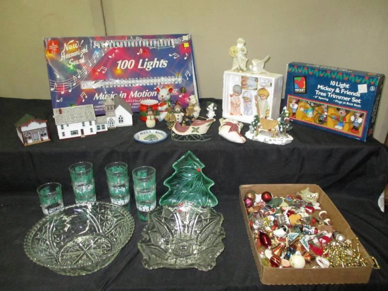 lot 299 image: Various Unopened Christmas lights and decorations