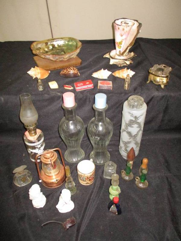 lot 308 image: Knick Knacks