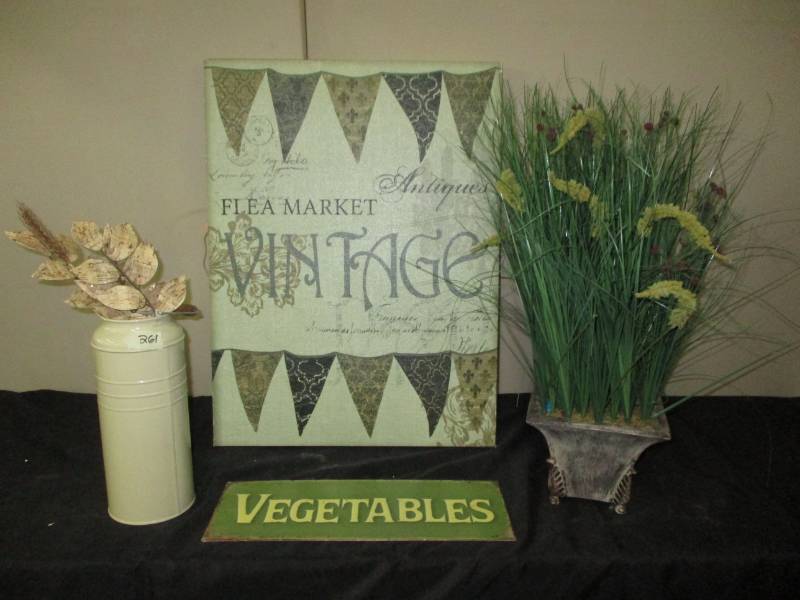 lot 320 image: Pictures and Decorations