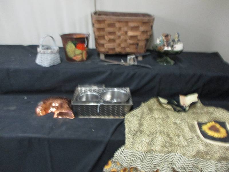 lot 321 image: Basket, Tins, Cut3e Apron and more decorations