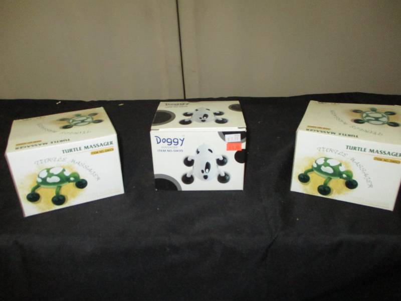 lot 323 image: 3 Massagers two Turtles and a Cow