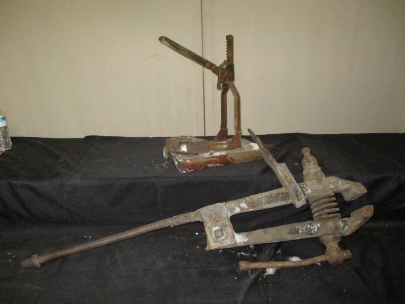 lot 332 image: Antique Bench Vise