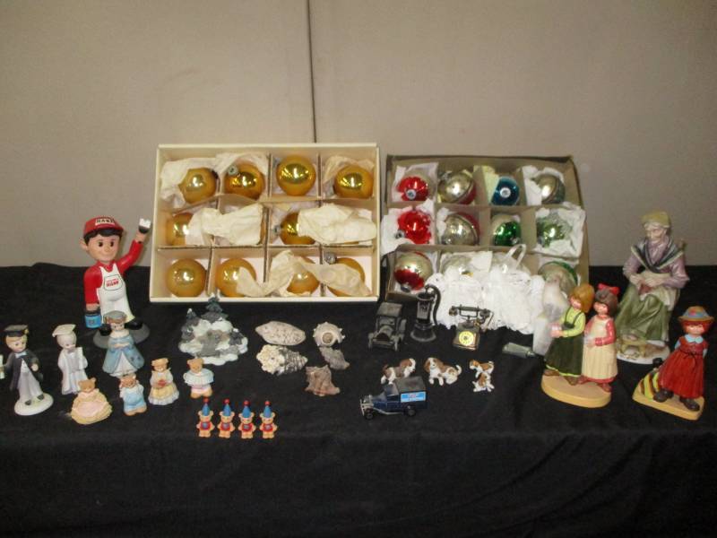 lot 338 image: Christmas Ornaments and Decorations