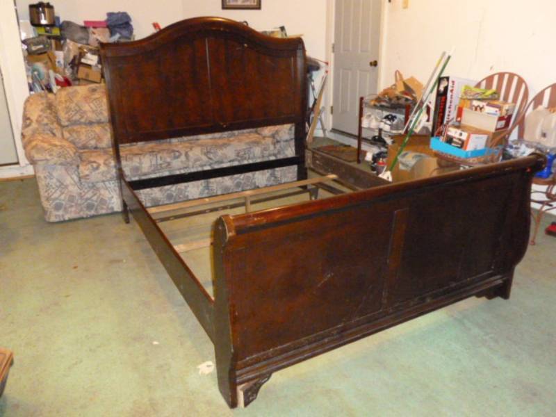 lot 1 image: Queen Sleigh Bed