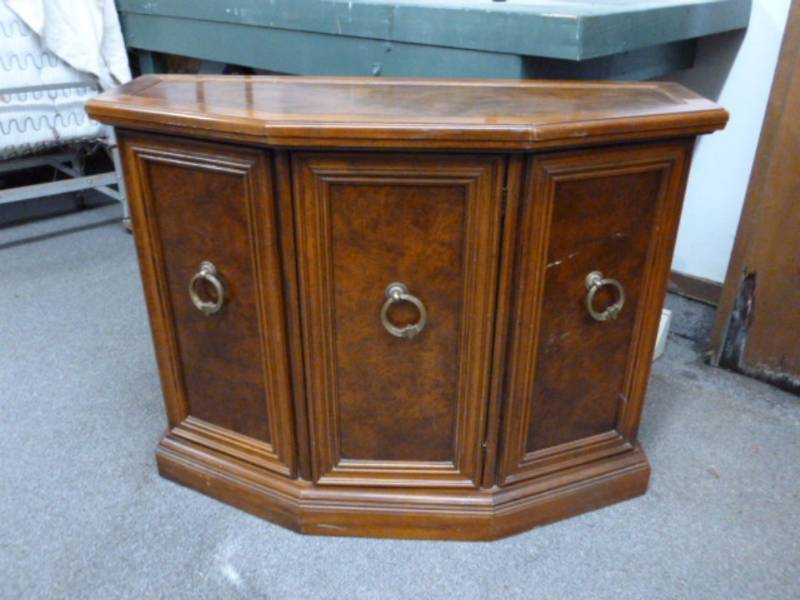 lot 5 image: Vintage Sofa Table