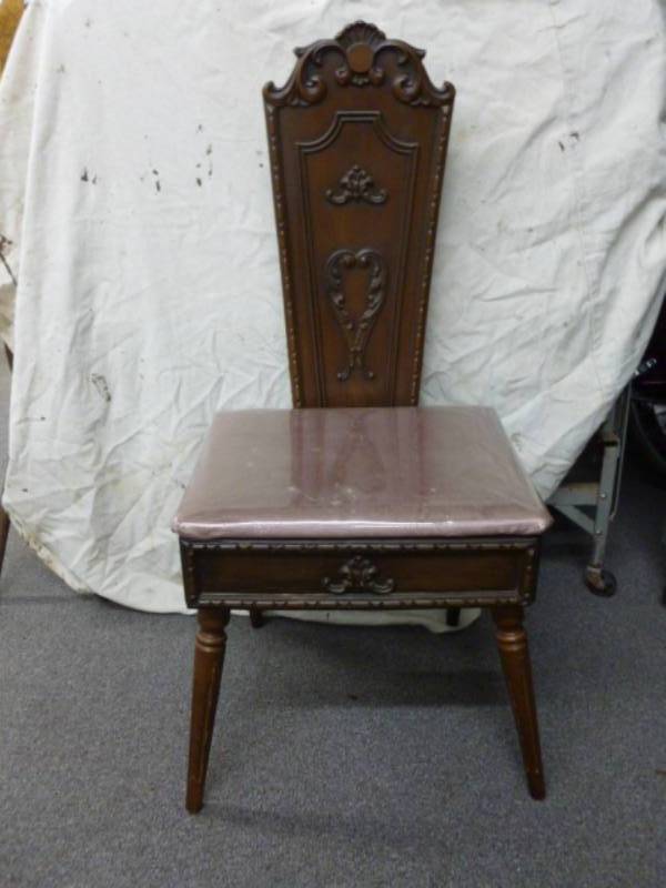lot 6 image: Vintage Sewing Stand