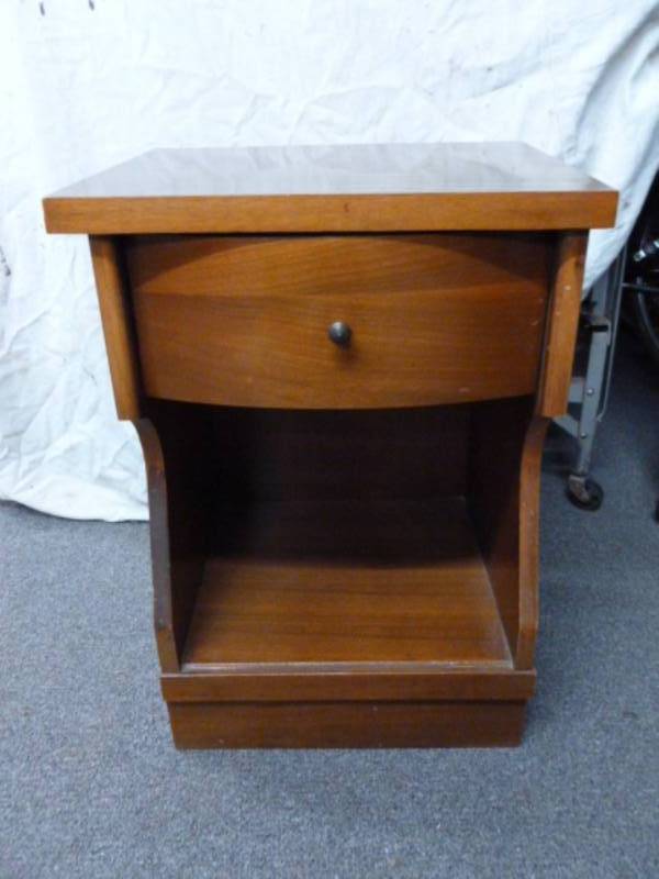 lot 7 image: Vintage Nightstand