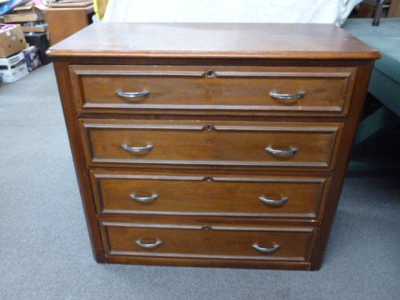 lot 8 image: Antique Dresser