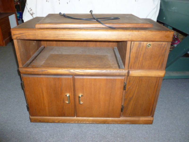 lot 9 image: T.V Stand