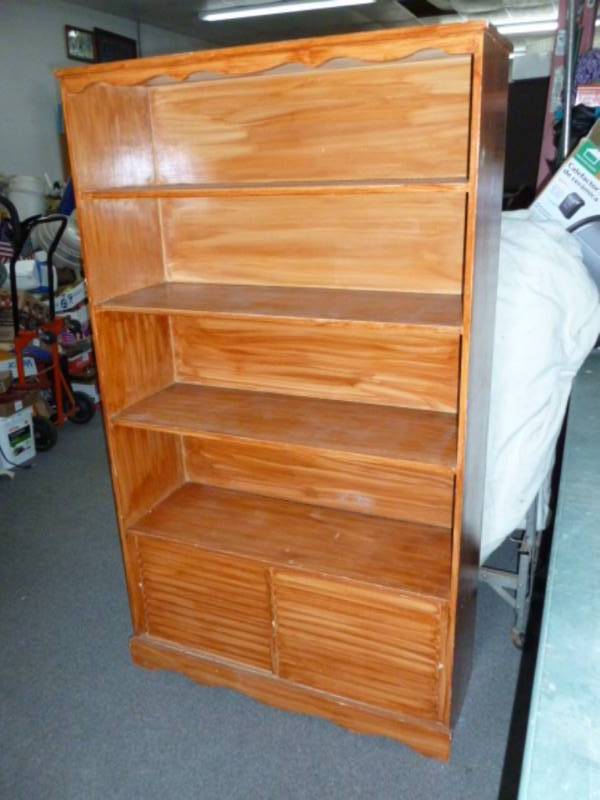 lot 10 image: Bookshelf