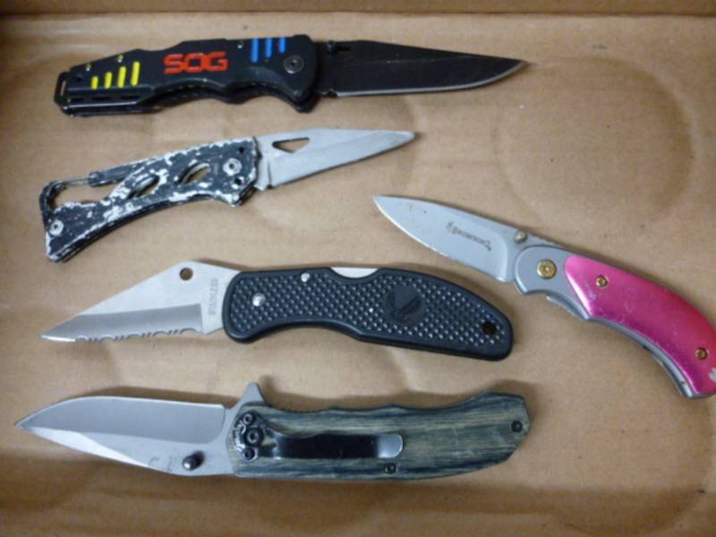 lot 69 image: Collector Knives