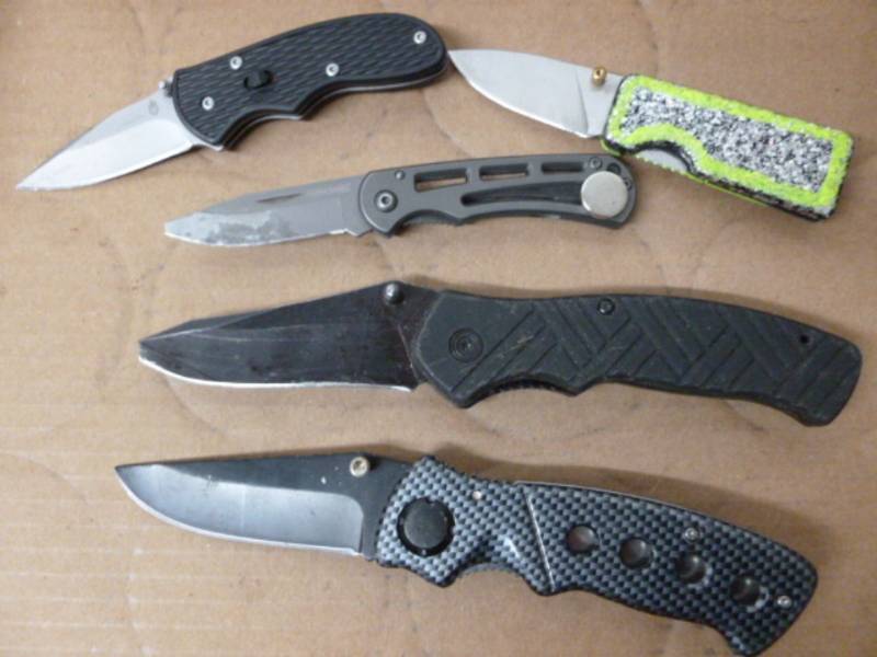 lot 71 image: Collector Knives