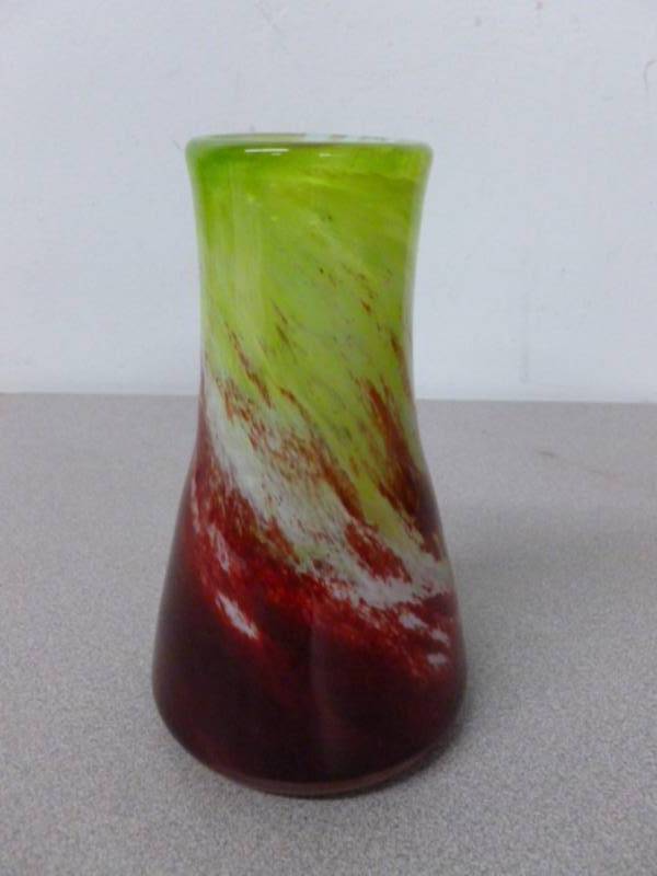 lot 116 image: Art Glass Vase