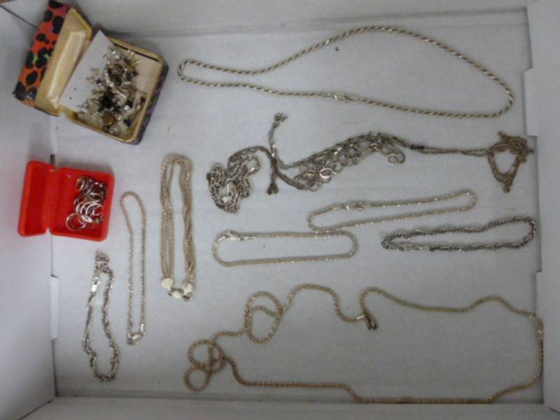 lot 153 image: Jewelry