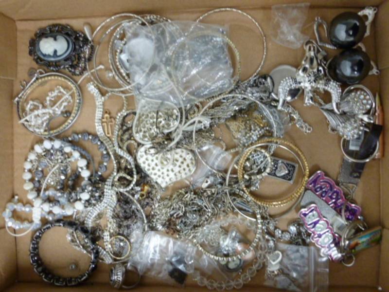 lot 157 image: Jewelry