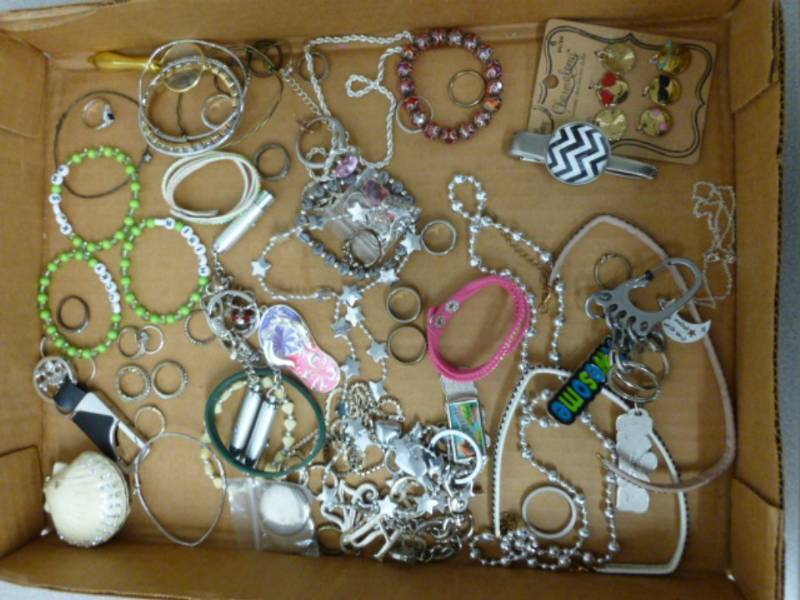 lot 158 image: Jewelry