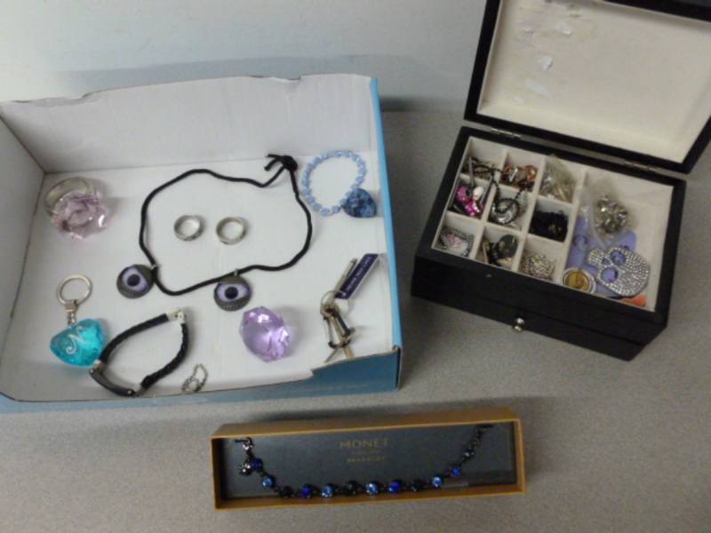 lot 194 image: Jewelry