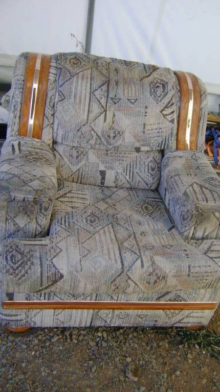 LIVING ROOM CHAIR