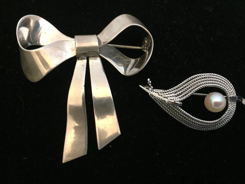 lot 55 image: Sterling Silver Pins Brooches - Qty 2