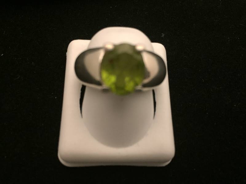 lot 12 image: Sterling Silver Ring Green Stone