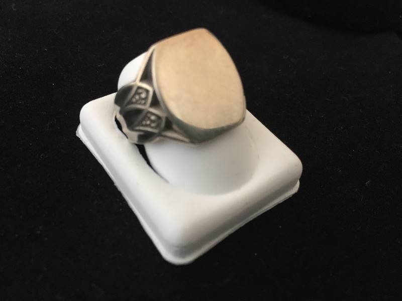 lot 31 image: Sterling Silver Ring - Place for Engraving