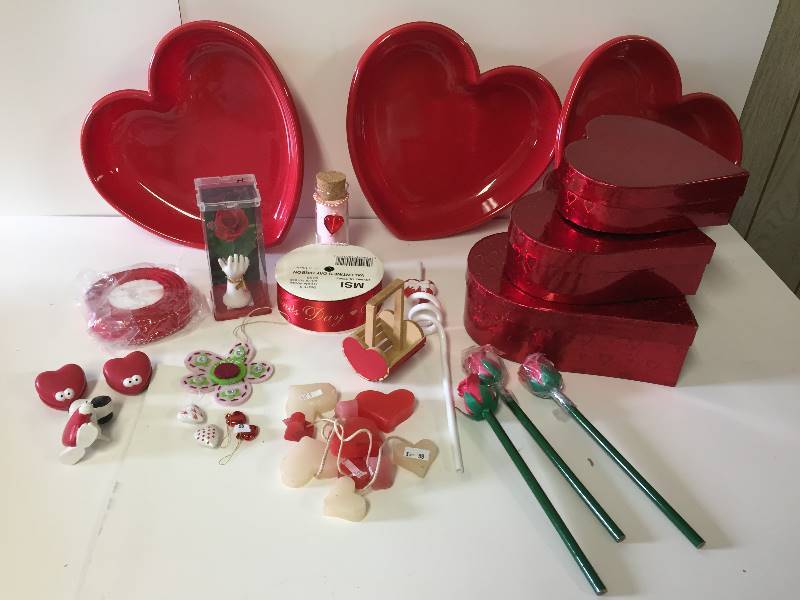 lot 150 image: Valentines Day Decorations Gifts