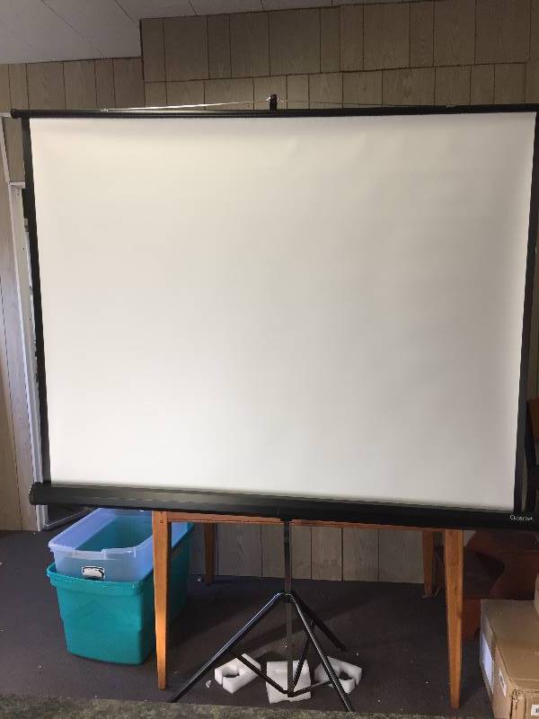 lot 12 image: QUARTET Tripod Projection Screen 560S