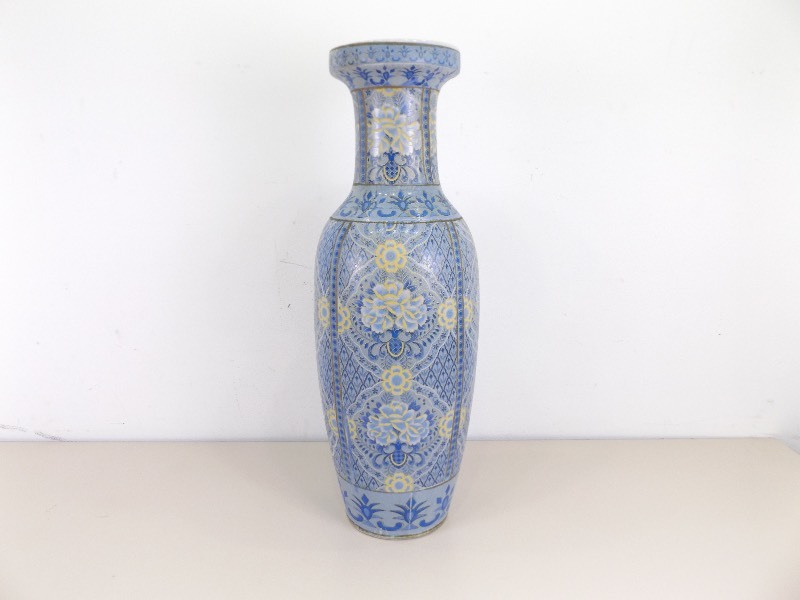lot 25 image: Large Hand Painted Asian Porcelain Vase