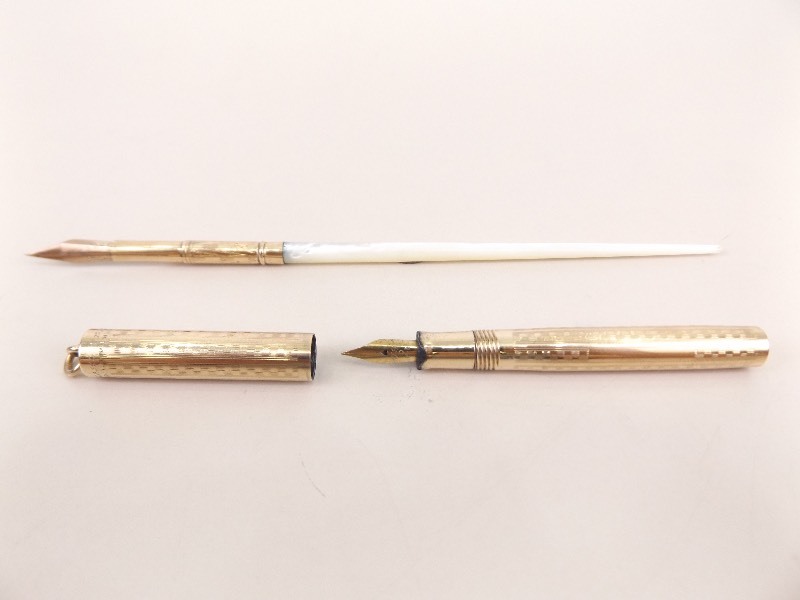 lot 33 image: 14k Gold Nib Wahl Ring Top and&nbspMother of Pearl&nbspFountain Pens