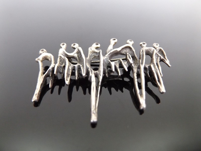 lot 75 image: .925 Sterling Silver Abstract Modern People Crowd Brooch