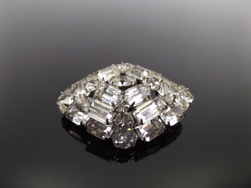 lot 82 image: Larger Vintage Weiss White Rhinestone Brooch