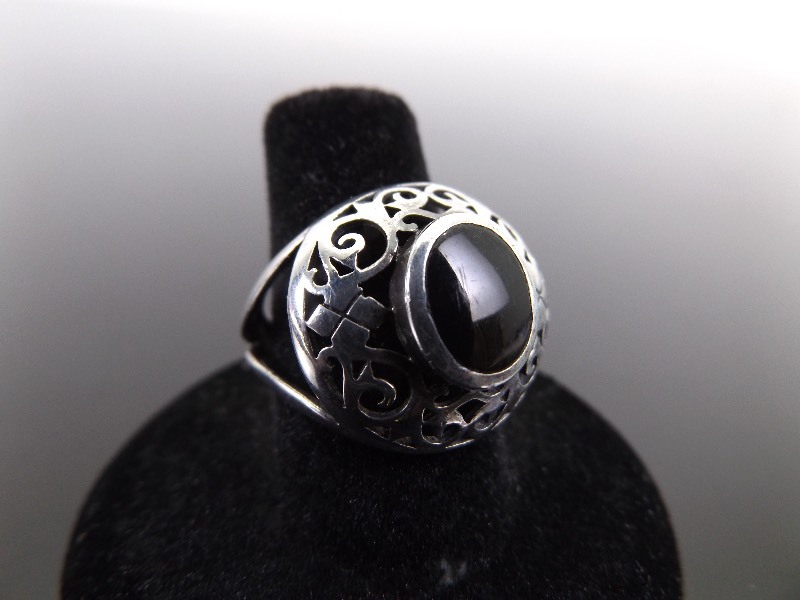 lot 88 image: .925 Sterling Silver&nbspBlack Onyx Cabochon Celtic Ring&nbspSz 7