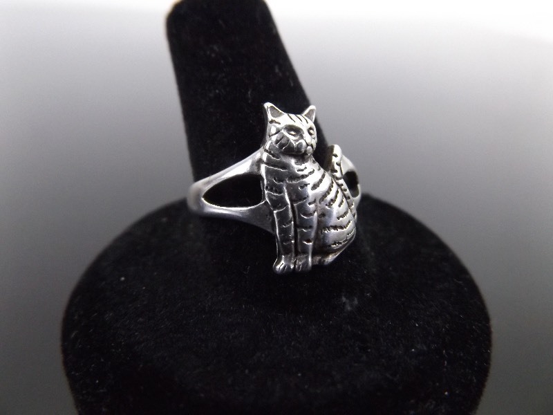 lot 97 image: .925 Sterling Silver Cat Ring Sz 8.5