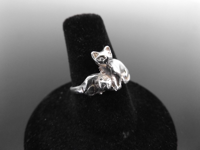 lot 98 image: .925 Sterling Silver Mother Cat and Kitten Ring Sz 6.5