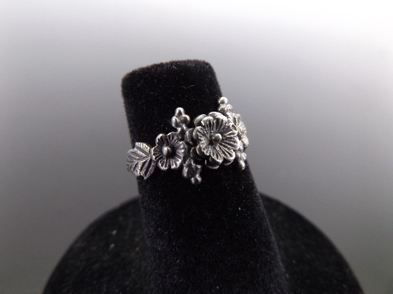 lot 100 image: .925 Sterling Silver Flower Ring Sz 3.75