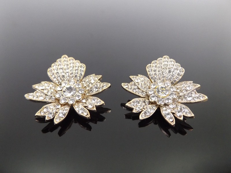 lot 109 image: Vintage TARA Rhinestone Flower Clip On Earrings