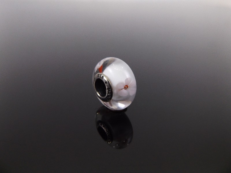 lot 120 image: PANDORA .925 ALE Murano Charm