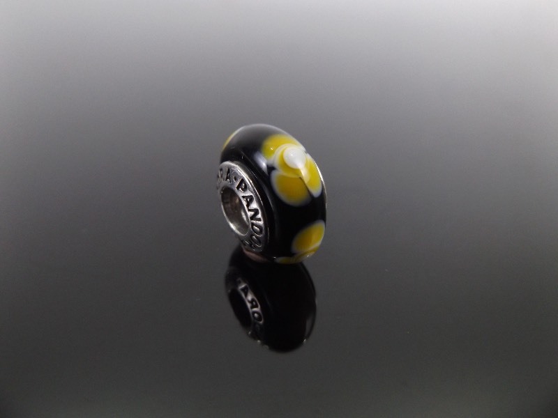 lot 124 image: PANDORA .925 ALE Murano Charm