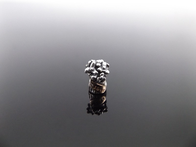 lot 131 image: PANDORA&nbspDuo Tone 14k and .925&nbspALE&nbspLove Bouquet Charm